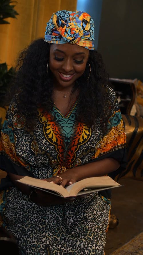 一个女人读一本关于非洲种族的书 · 免费素材视频