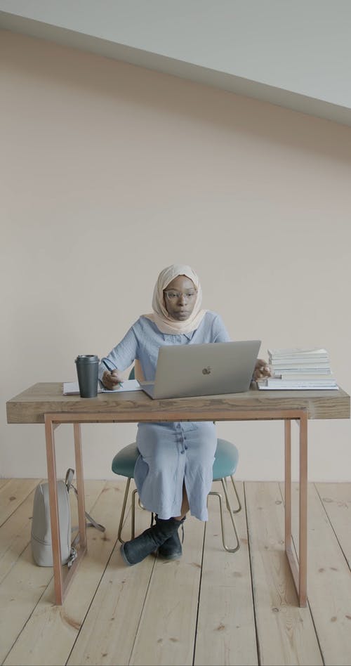 有关MacBook, 一摞书, 伊斯兰的免费素材视频
