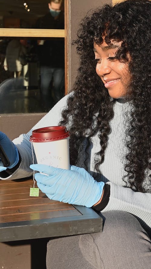 有关一杯茶, 乳胶手套, 垂直视频的免费素材视频