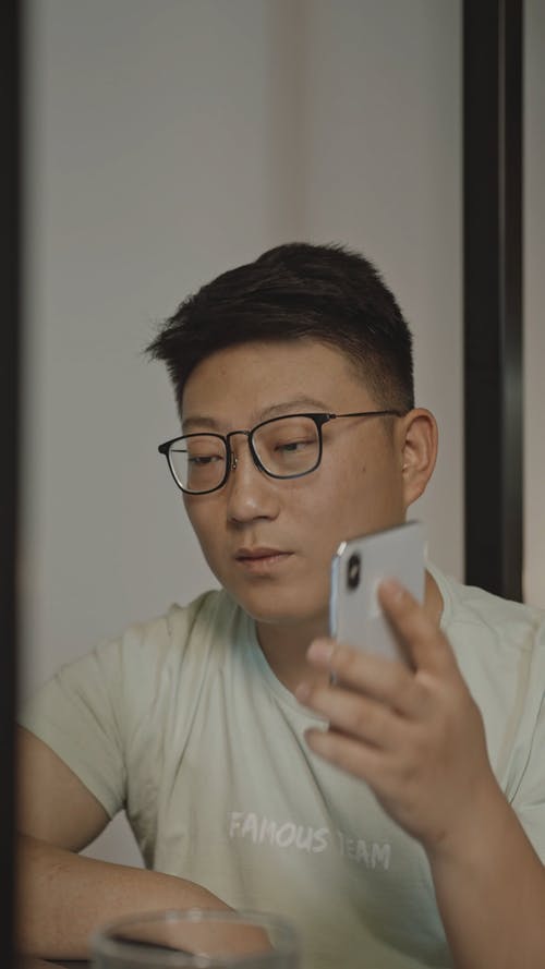 有关人, 垂直视频, 打电话的免费素材视频