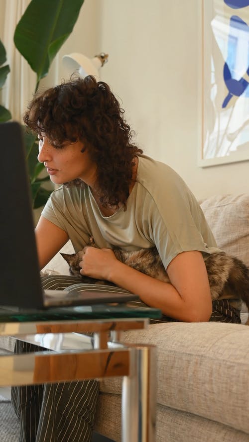 一个女人抚摸她的猫 · 免费素材视频