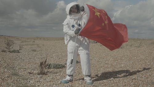 持有国旗的宇航员 · 免费素材视频