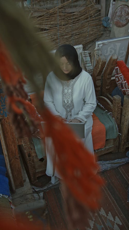 有关坐, 垂直视频, 女人的免费素材视频