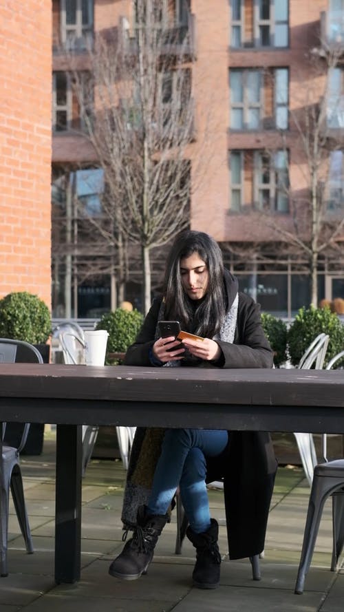 有关（顶部有小羊毛球的）羊毛帽子, 3C用品, 付款的免费素材视频