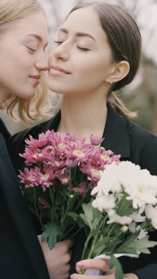 有关gen z, 一对, 一束鲜花的免费素材视频