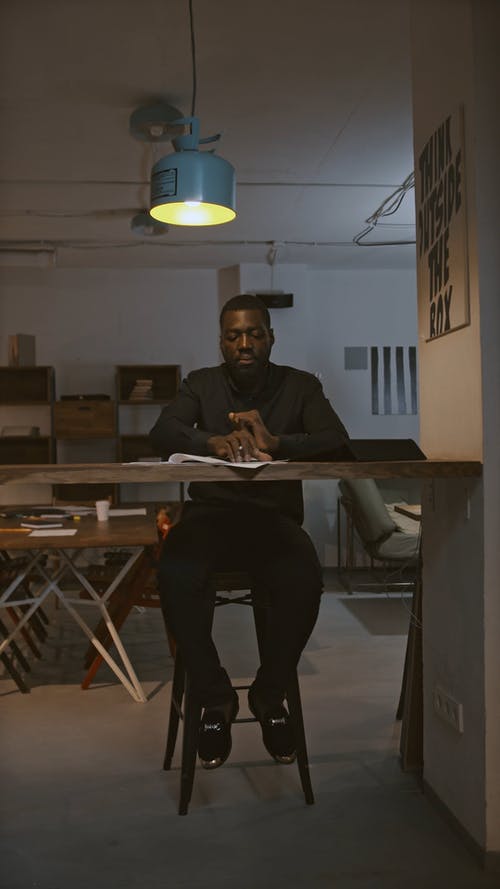 有关人, 坐, 垂直视频的免费素材视频