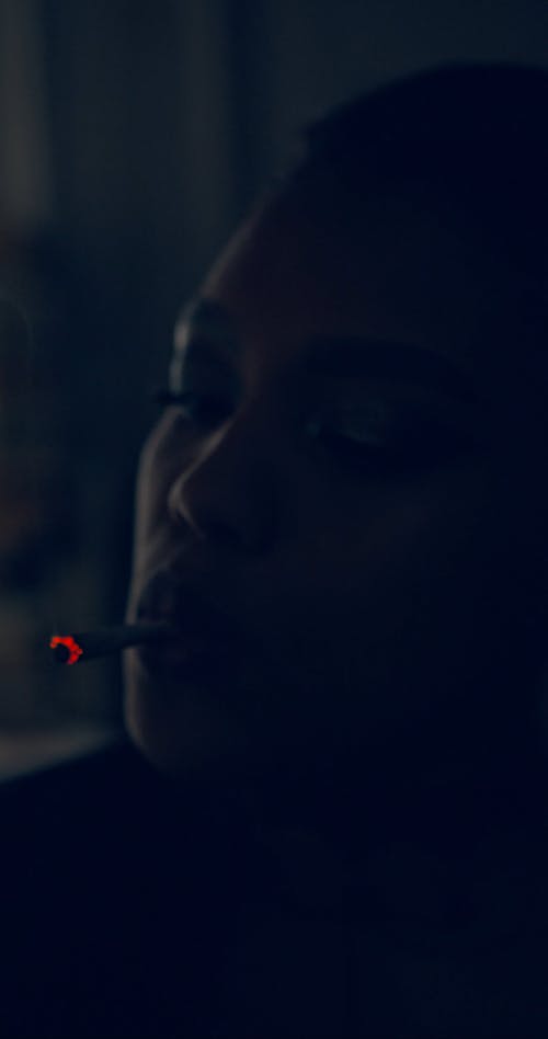 一个抽着烟的女人 · 免费素材视频