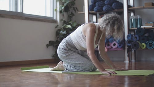 一名老妇做瑜伽 · 免费素材视频