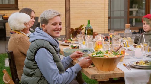 有关吃, 大笑, 女人的免费素材视频