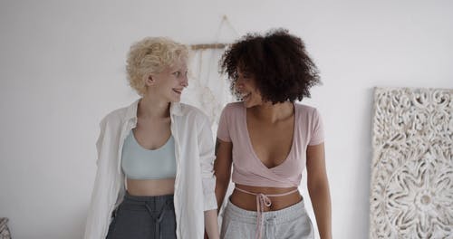 有关卷发, 墙上的装饰, 多样化的免费素材视频