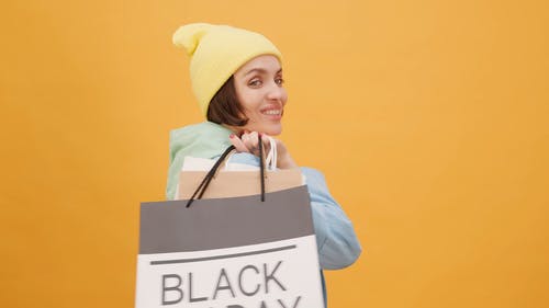 黑色星期五购物的女人 · 免费素材视频