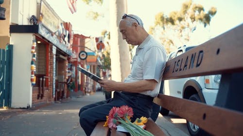 一位老人读报纸 · 免费素材视频