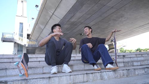 有关坐, 城市背景, 大笑的免费素材视频