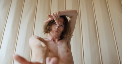 有关人, 半裸, 房间的免费素材视频