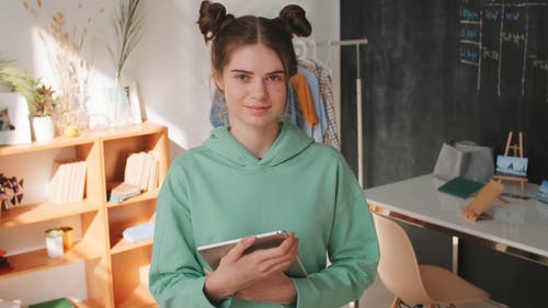 有关互联网, 发髻, 呆在家里的免费素材视频