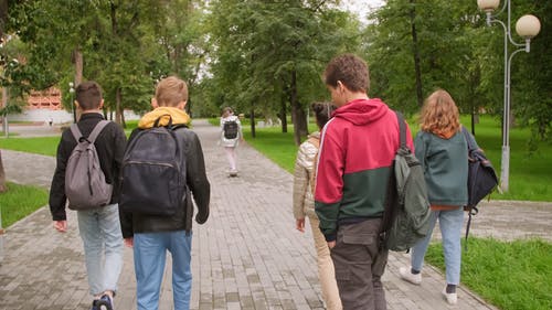 一群年轻的学生在校园里散步 · 免费素材视频