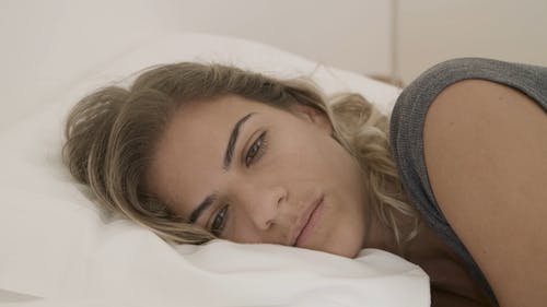 女人在床上醒来 · 免费素材视频