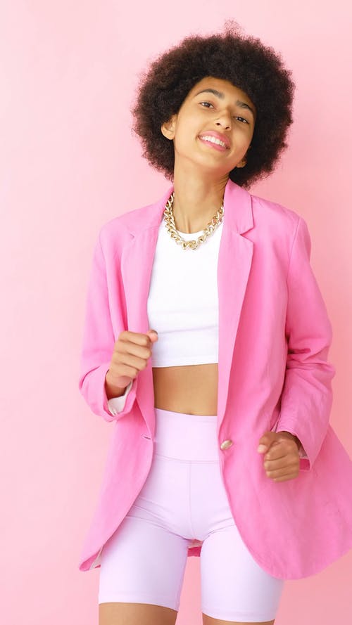 有关垂直视频, 女人, 看着镜头的免费素材视频