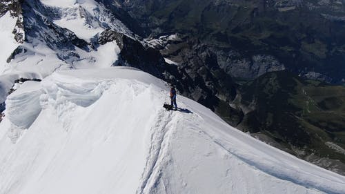 有关山顶, 积雪覆盖的山脉, 空拍图的免费素材视频
