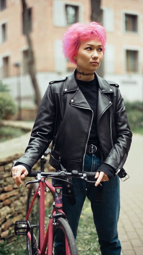 有关垂直视频, 牛仔裤, 粉色的头发的免费素材视频