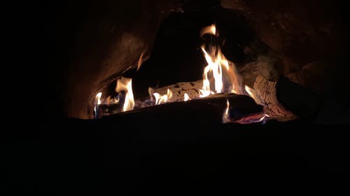 有关升火的木柴, 大火, 抽烟的免费素材视频
