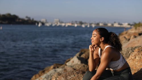 有关坐, 女人, 岩石的免费素材视频