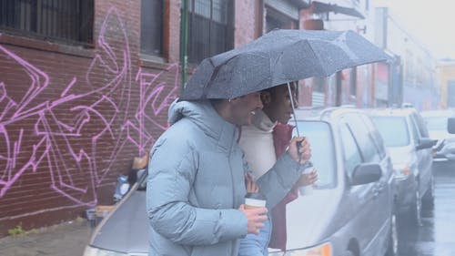 有关下雨, 人, 冬衣的免费素材视频
