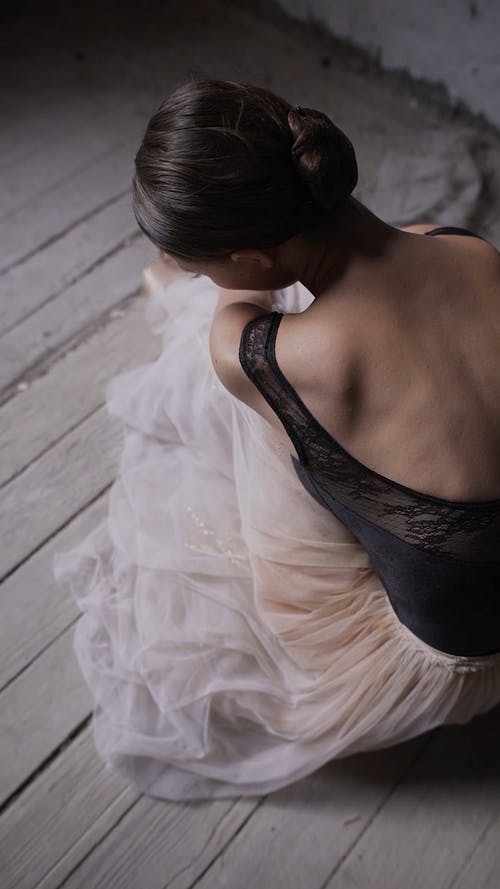 有关人, 坐, 垂直视频的免费素材视频