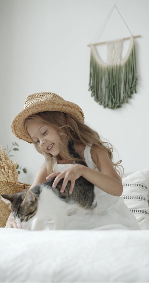 有关低角度拍摄, 儿童, 动物的免费素材视频