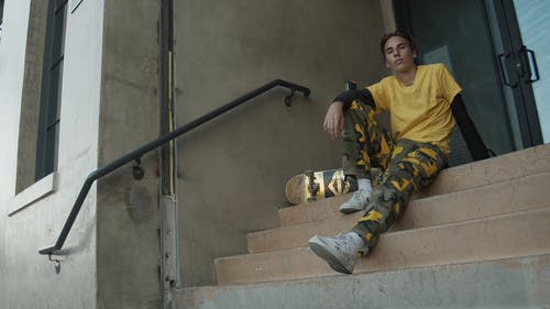 有关人, 在地上, 坐的免费素材视频