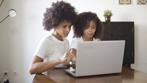 女人和小女孩在笔记本电脑前 · 免费素材视频