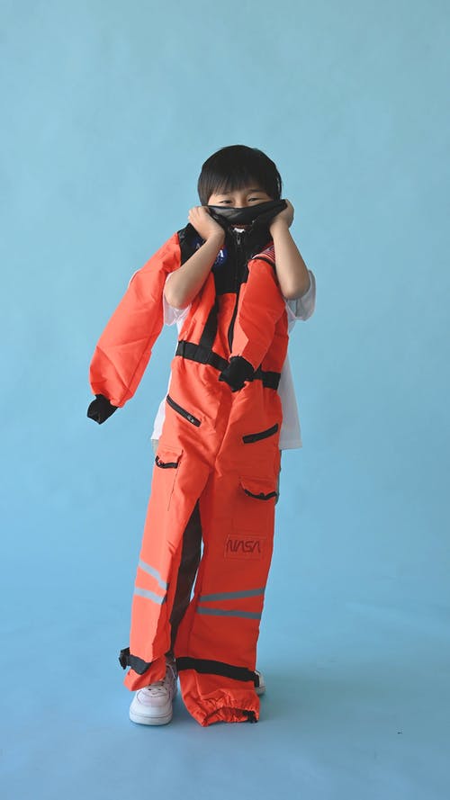 一个男孩抱着他的美国航空航天局服装 · 免费素材视频