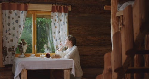 有关儿童, 在窗户旁边, 女孩的免费素材视频