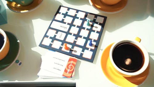 朋友在一家咖啡店里玩棋盘游戏 · 免费素材视频