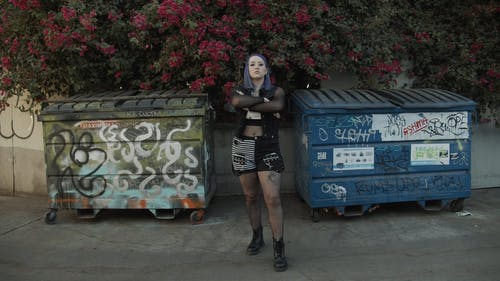 有关不情绪化, 加上大小, 双臂交叉的免费素材视频