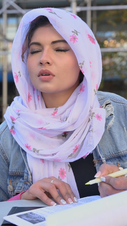 有关垂直视频, 女人, 学习的免费素材视频