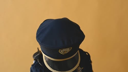 一个小男孩玩警察 · 免费素材视频