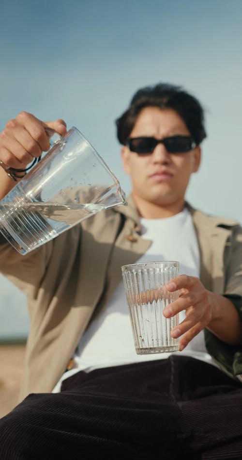 有关人, 倾注, 刮风的免费素材视频