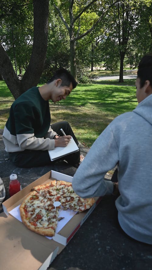 有关公园背景, 午休, 吃披萨的免费素材视频