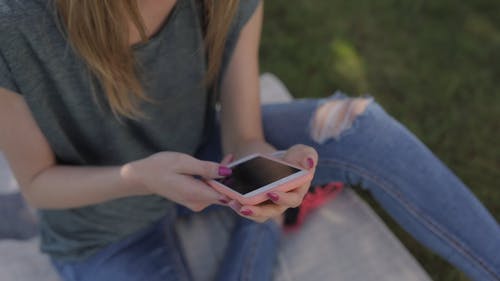 有关3C用品, 坐下, 女人的免费素材视频