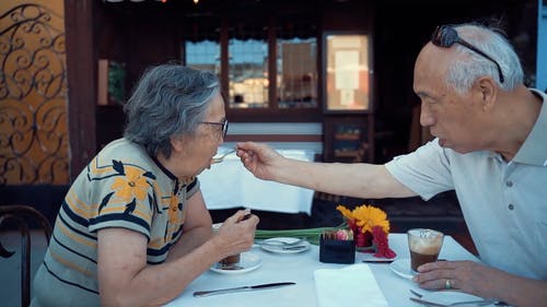 老年夫妻有喝咖啡的约会 · 免费素材视频