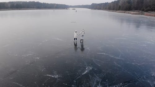 有关一对, 一起, 下雪的天气的免费素材视频