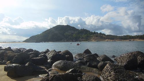 有关山背景, 岩石海岸, 户外的免费素材视频