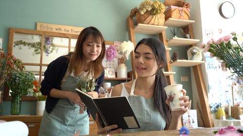 有关一次性杯子, 同事, 围裙的免费素材视频