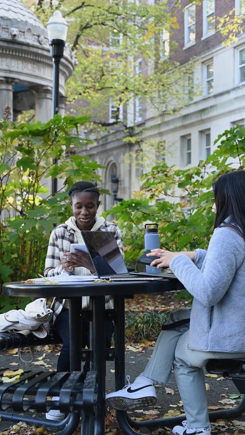 有关3C用品, 坐, 垂直视频的免费素材视频