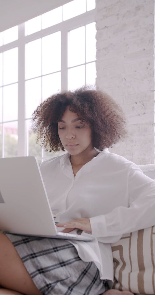 一个女人在她的笔记本电脑上在家工作 · 免费素材视频