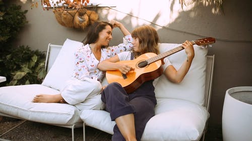 有关一对, 原声吉他, 同志文化的免费素材视频