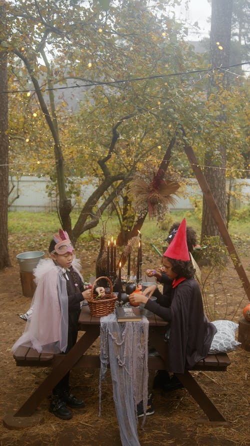 有关享受, 坐, 垂直视频的免费素材视频