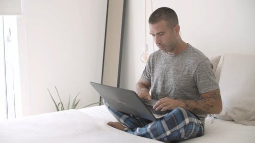 男人忙着用他的笔记本电脑 · 免费素材视频