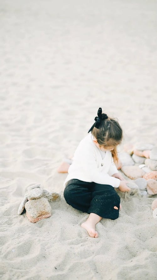 有关儿童, 坐, 垂直视频的免费素材视频